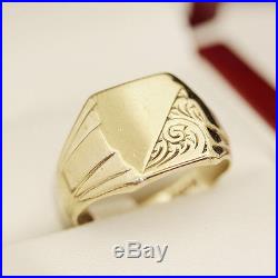 Men's vintage 1960s classic gold signet ring, with engraving detail