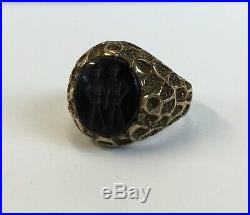 Vintage 1974 Yellow Gold Gents Signet Ring Onyx 2 Men Holding Hands Size P 1/2