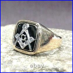 Vintage Men's 14k Yellow Gold Black Onyx & Diamond Masonic Freemason Ring