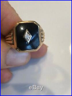 Vintage mens 10K Gold and Black Onyx With Diamond Feature Ring